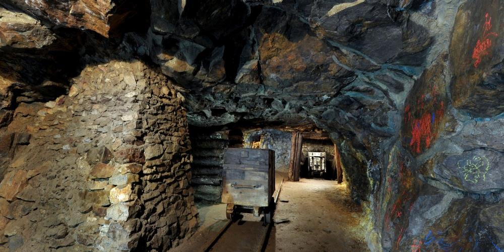 Almost all burgher houses on the Holy Trinity Square have mining galleries in their basements. Michal Gallery, in the Berggericht Mining Museum, is accessible to the public. – © Lubo Lužina