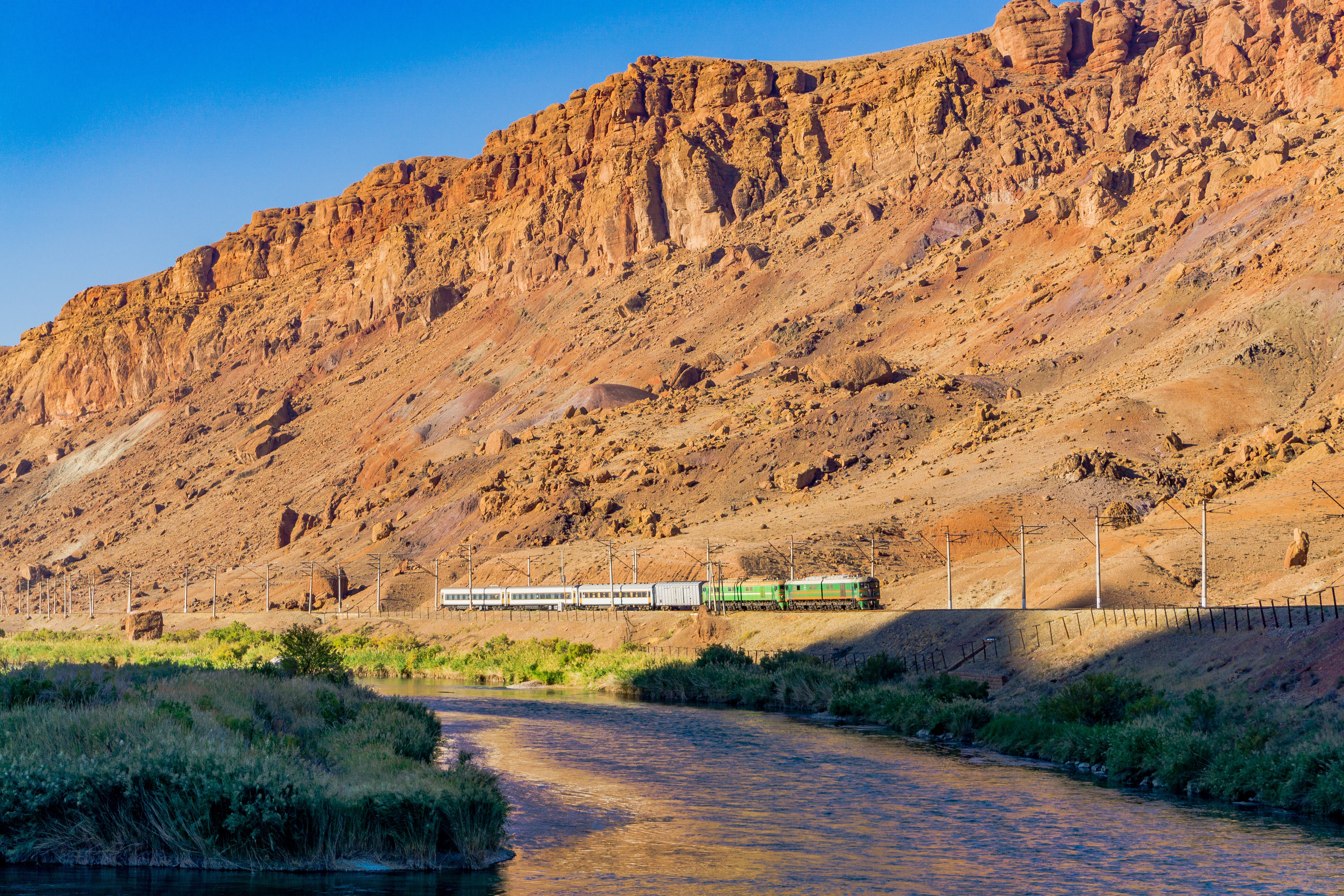 Train journey across breath-taking landscape – © Uwe Seidner / Shutterstock Train journey across breath-taking landscape – © Uwe Seidner / Shutterstock