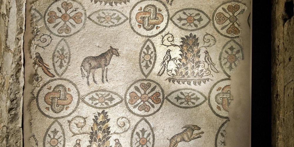 Now visible from inside the campanile, this mosaic belonged to the northern hall of the earliest Christian basilica. – © Gianluca Baronchelli Now visible from inside the campanile, this mosaic belonged to the northern hall of the earliest Christian basilica. – © Gianluca Baronchelli