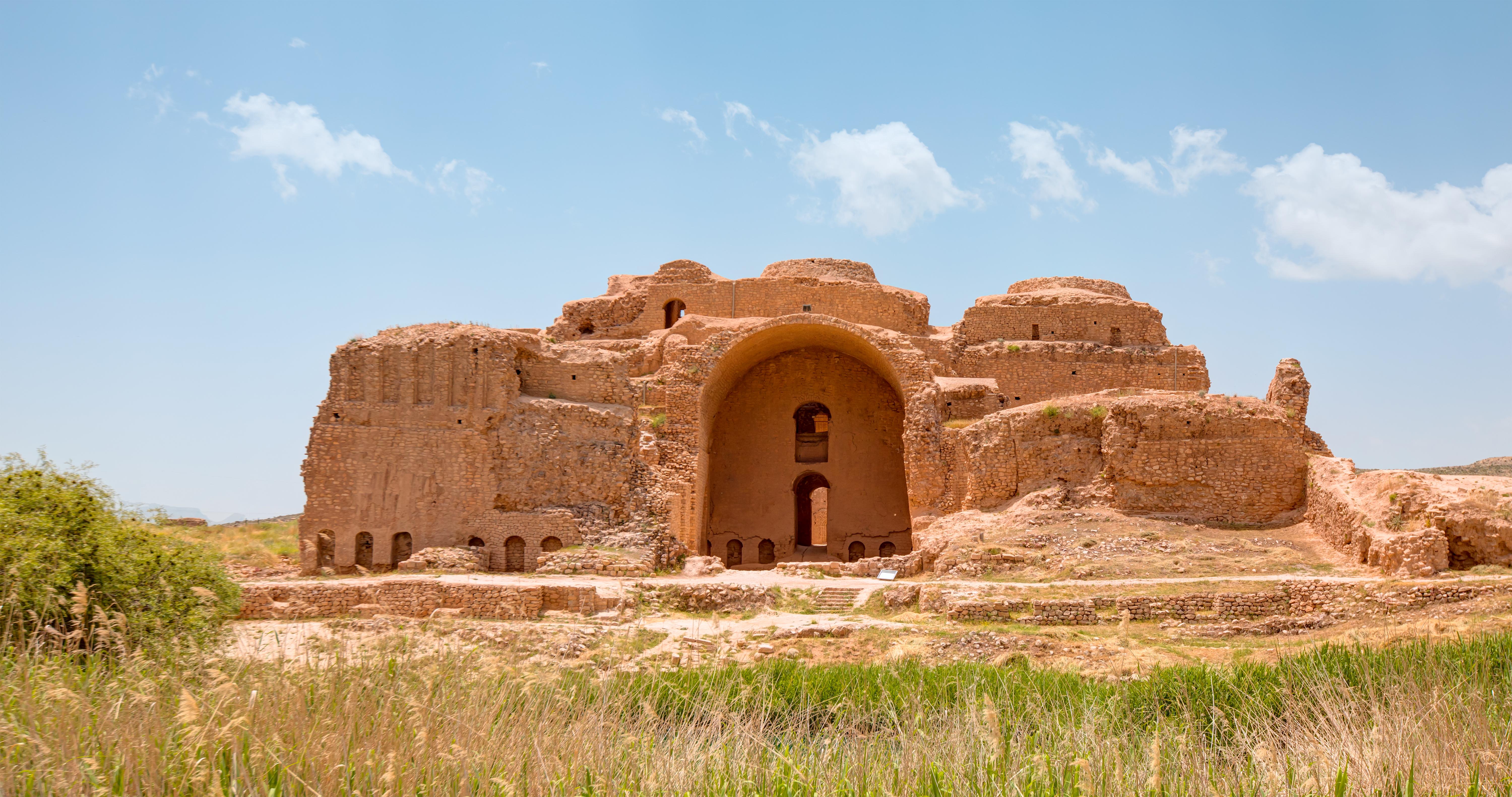 Remains of the once great Firuzabad © Muratart / Shutterstock