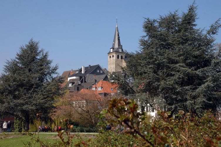 The protestant St. Peter’s Church, on the market square, was first mentioned in 1199. The 40-metre-high steeple dates from the 13th century. – © Editing Department / City of Essen