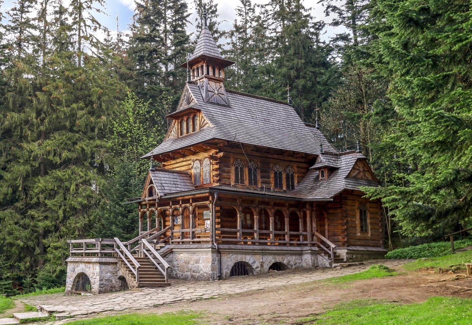 Jaszczurówka Chapel was built at the beginning of the 20th century in the Zakopane style, without using nails. The interior decor and ornaments are masterpieces of wood craftsmanship. – © Agnes Kantaruk