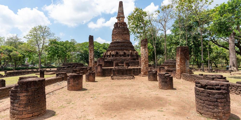 Galleries surround the main stupa of the Wat Phra That temple, which shows an influence of the Ayutthaya style. – © Michael Turtle Galleries surround the main stupa of the Wat Phra That temple, which shows an influence of the Ayutthaya style. – © Michael Turtle