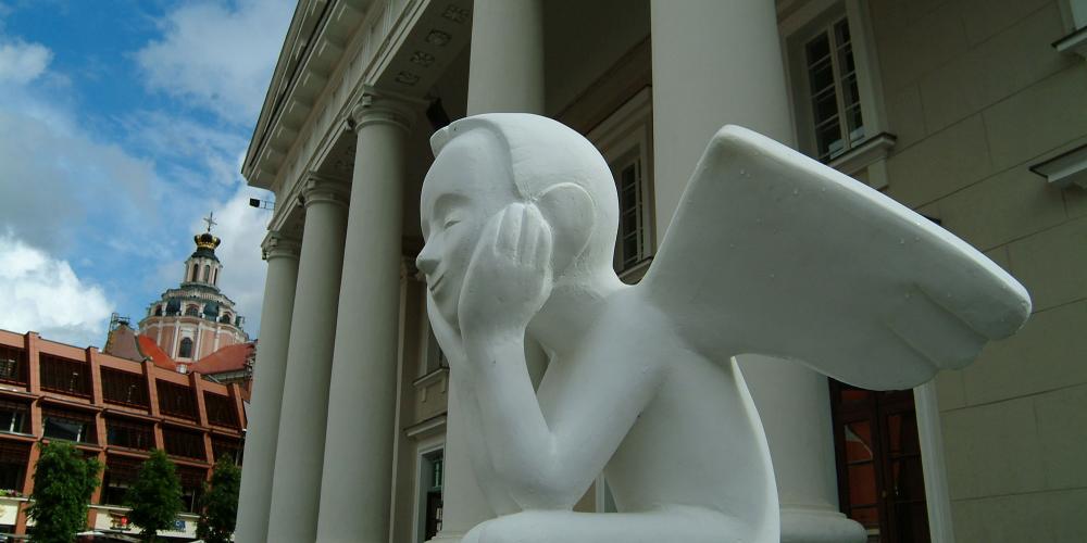 Les anges blancs, un symbole de Vilnius, protègent les habitants et les visiteurs contre d’éventuels problèmes. – © www.govilnius.lt Les anges blancs, un symbole de Vilnius, protègent les habitants et les visiteurs contre d’éventuels problèmes. – © www.govilnius.lt