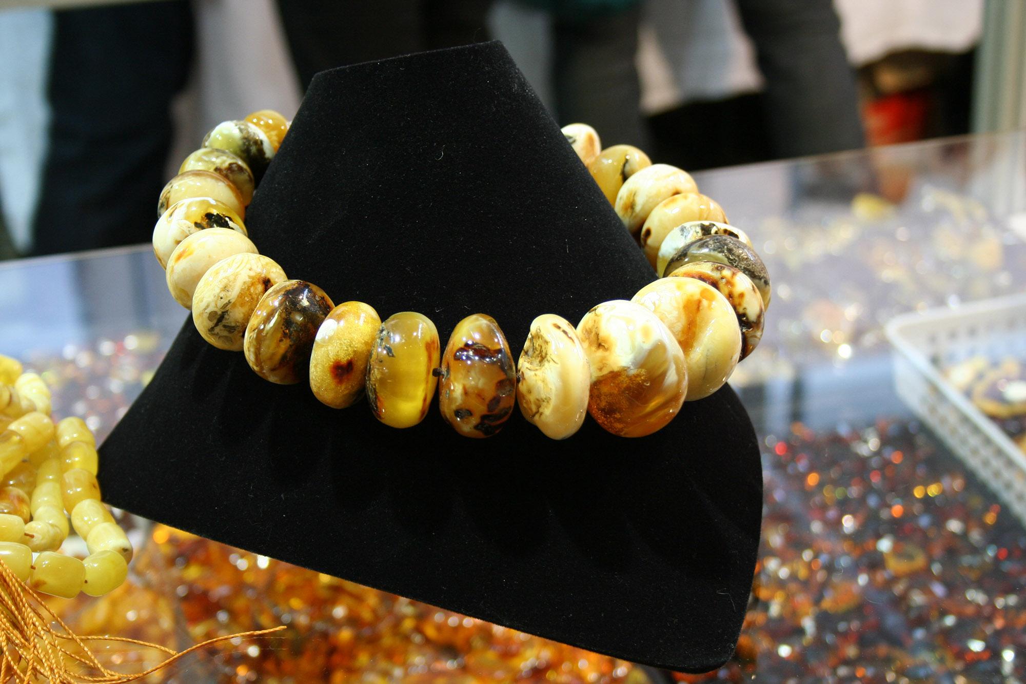 The amber neckless is loved by Lithuanian woman for its beauty and healing qualities. - © www.govilnius.lt