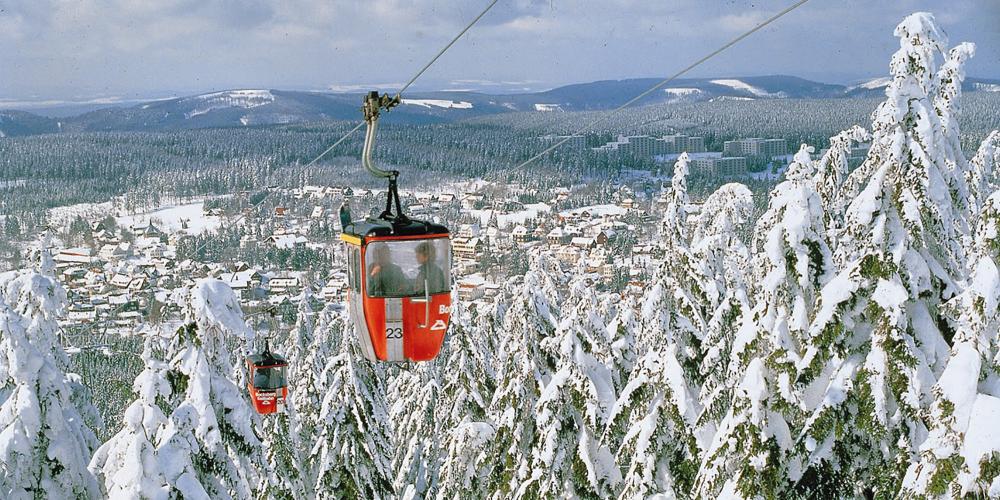 En hiver, les montagnes du Harz ont un charme particulier. Les skieurs et les snowboarders peuvent accéder facilement aux pistes de Bocksberg par le télésiège. – © German National Tourism Board