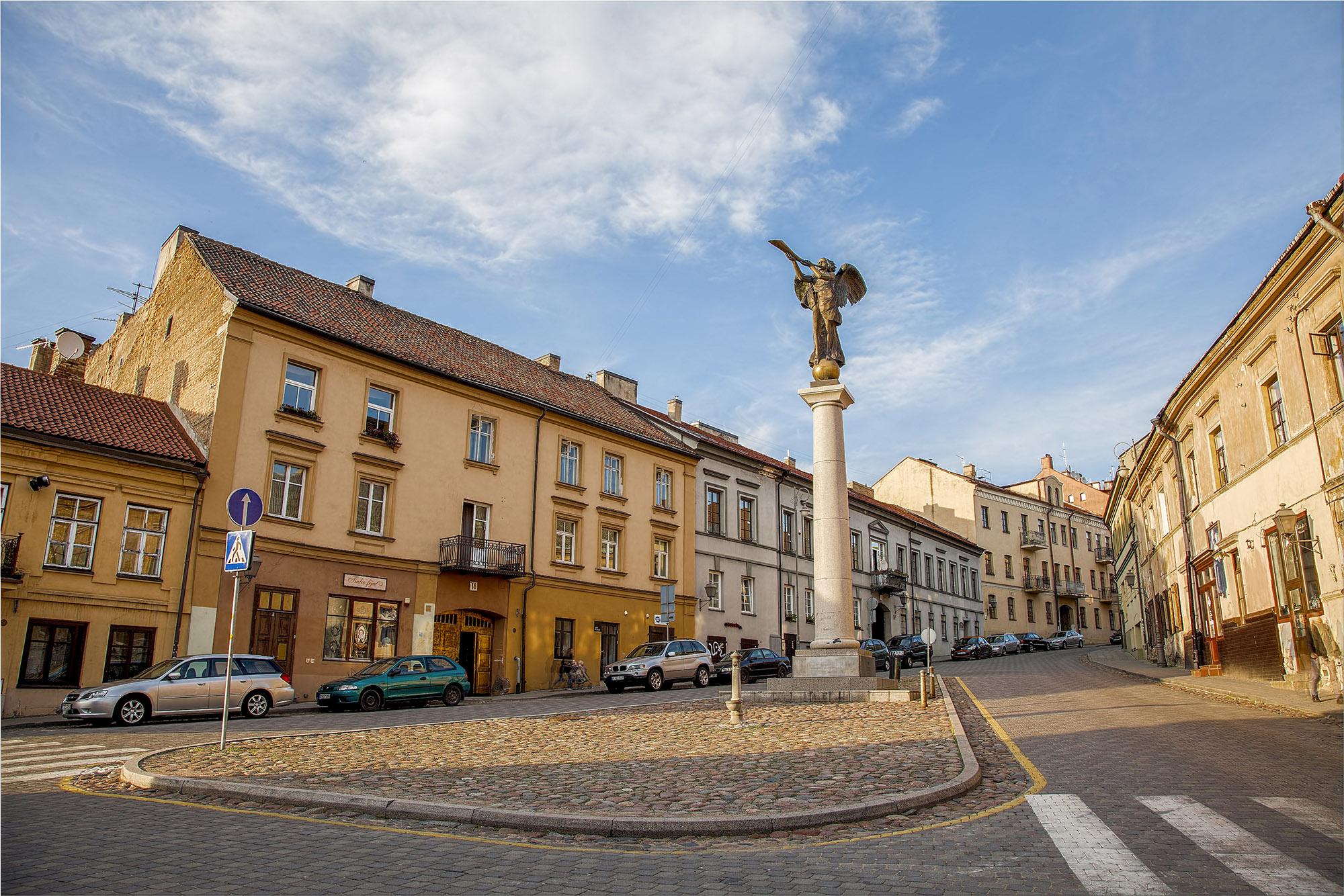 Une sculpture d'un ange en bronze a été placée sur la place centrale d'Užupis en 2002. Elle est devenue le symbole du quartier. - © Laimonas Ciūnys / www.govilnius.lt