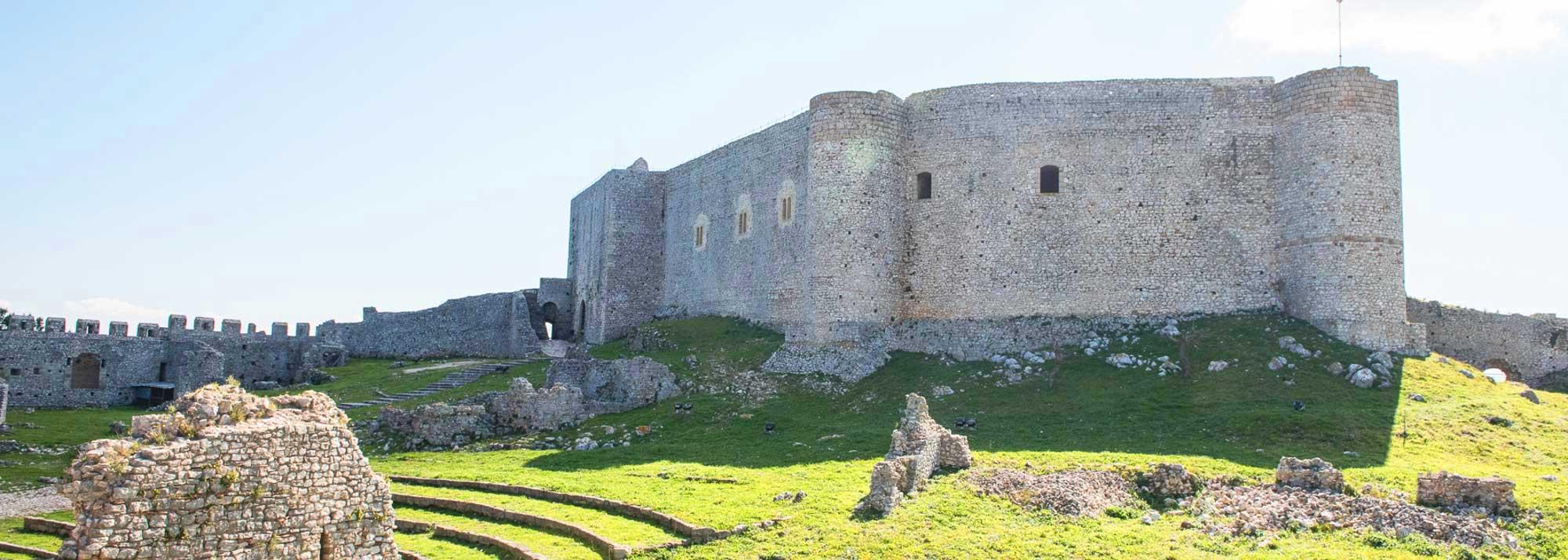 La partie centrale du château de Chlemoutsi est une structure hexagonale de deux étages qui abritait le palais princier.  – © Hellenic Ministry of Culture and Sports / Ephorate of Antiquities of Ilia