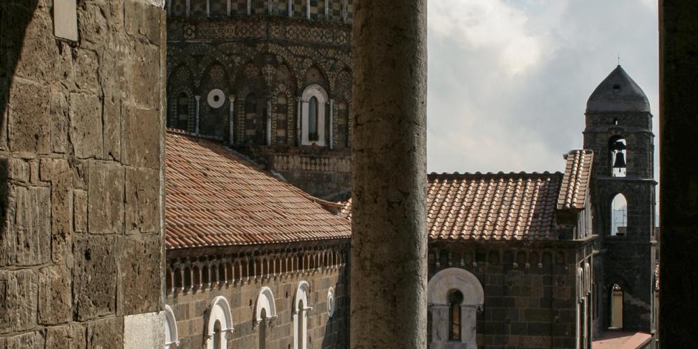 View of the tiburium with Arabic and Byzantine elements from the mullioned window of the bell tower. – © Bruno Cristillo