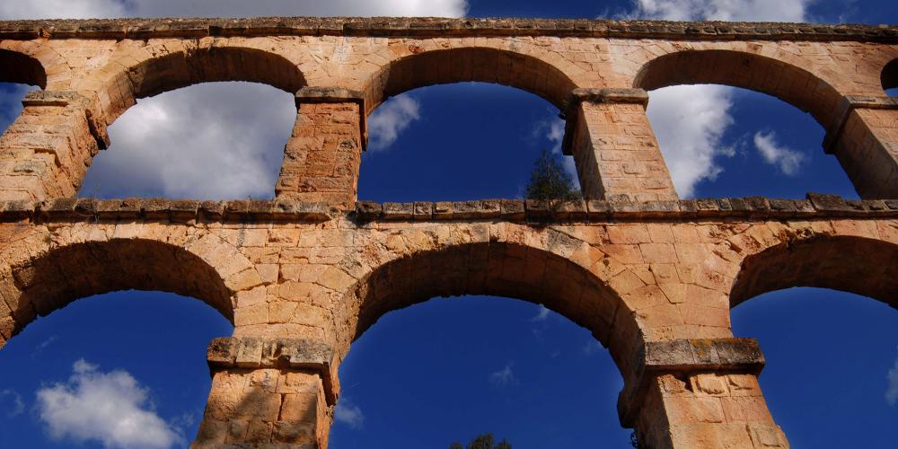 The famous Pont del Diable, or Devil’s Bridge, is only a fragment of a much larger conduit used to supply the city with water from the Francolí River. Its upper part has 25 arches, and the lower part 11, each 5.90 metres wide. The structure was built in the 1st century AD using large cut stones combined without mortar to form the two levels of arches. – © Manel R. Granell The famous Pont del Diable, or Devil’s Bridge, is only a fragment of a much larger conduit used to supply the city with water from the Francolí River. Its upper part has 25 arches, and the lower part 11, each 5.90 metres wide. The structure was built in the 1st century AD using large cut stones combined without mortar to form the two levels of arches. – © Manel R. Granell