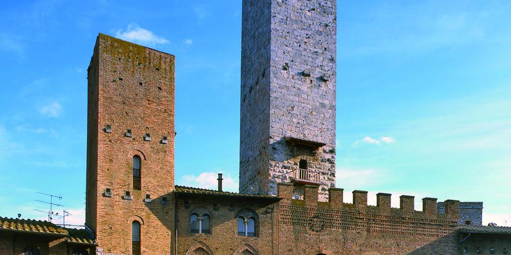 The Torre Rognosa, in Duomo Square, is one of two public towers. – © Tina Fasulo / Share your Sangi