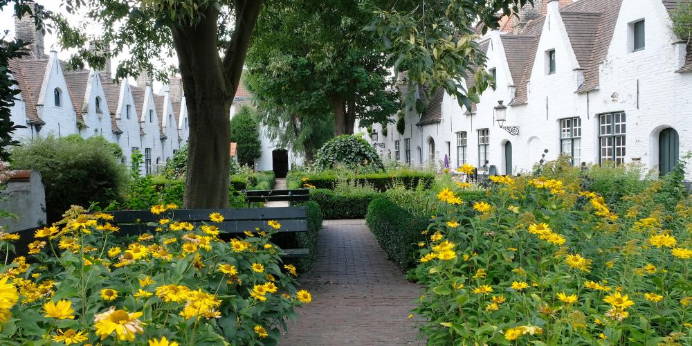 Plus de 46 maisons-dieu ont été préservées, éparpillées dans la ville, dont 43 sont encore occupées par des personnes âgées. En photo : les maisons-dieu de Meulenaere et Saint Joseph. – © Lois GoBe / Shutterstock Plus de 46 maisons-dieu ont été préservées, éparpillées dans la ville, dont 43 sont encore occupées par des personnes âgées. En photo : les maisons-dieu de Meulenaere et Saint Joseph. – © Lois GoBe / Shutterstock