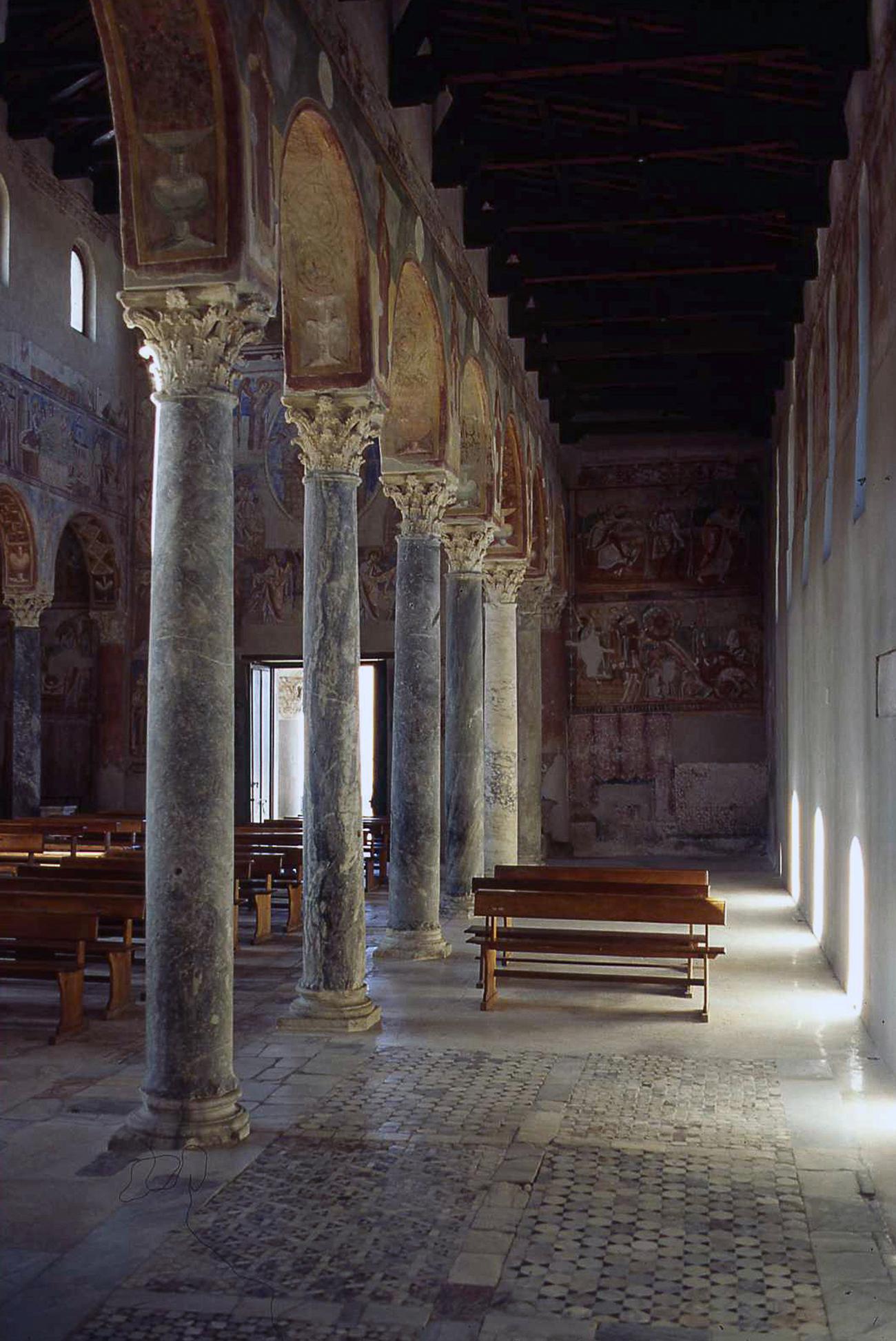 The left side nave of the Basilica with its Byzantine frescoes painted between 1072 and 1087. – © Caserta Royal Palace Archive