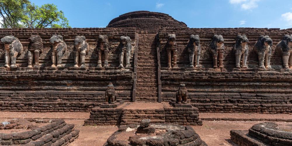 Some of the 68 elephant statues that surround the base of the Wat Chang Rob temple. – © Michael Turtle Some of the 68 elephant statues that surround the base of the Wat Chang Rob temple. – © Michael Turtle