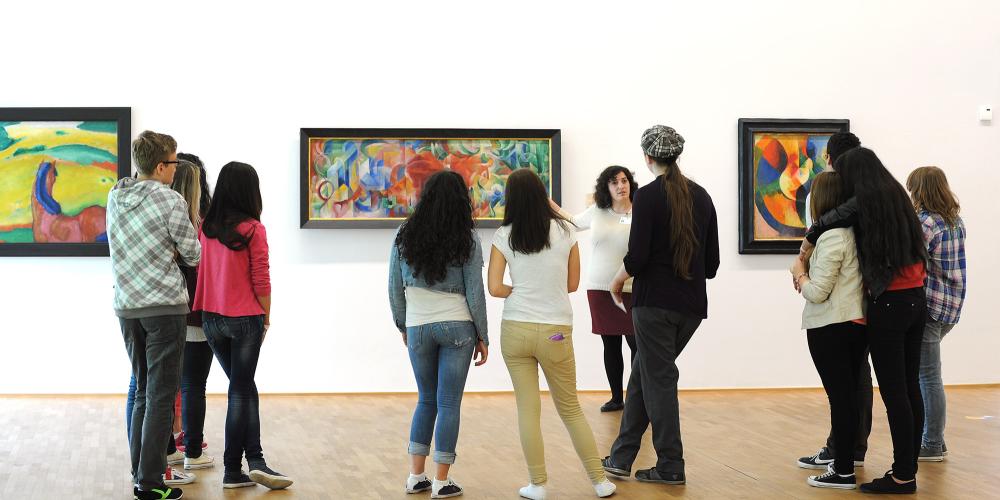 A group of visitors looking at part of Museum Folkwang's magnificent collection. – © Achim Thiemer / Museum Folkwang A group of visitors looking at part of Museum Folkwang's magnificent collection. – © Achim Thiemer / Museum Folkwang