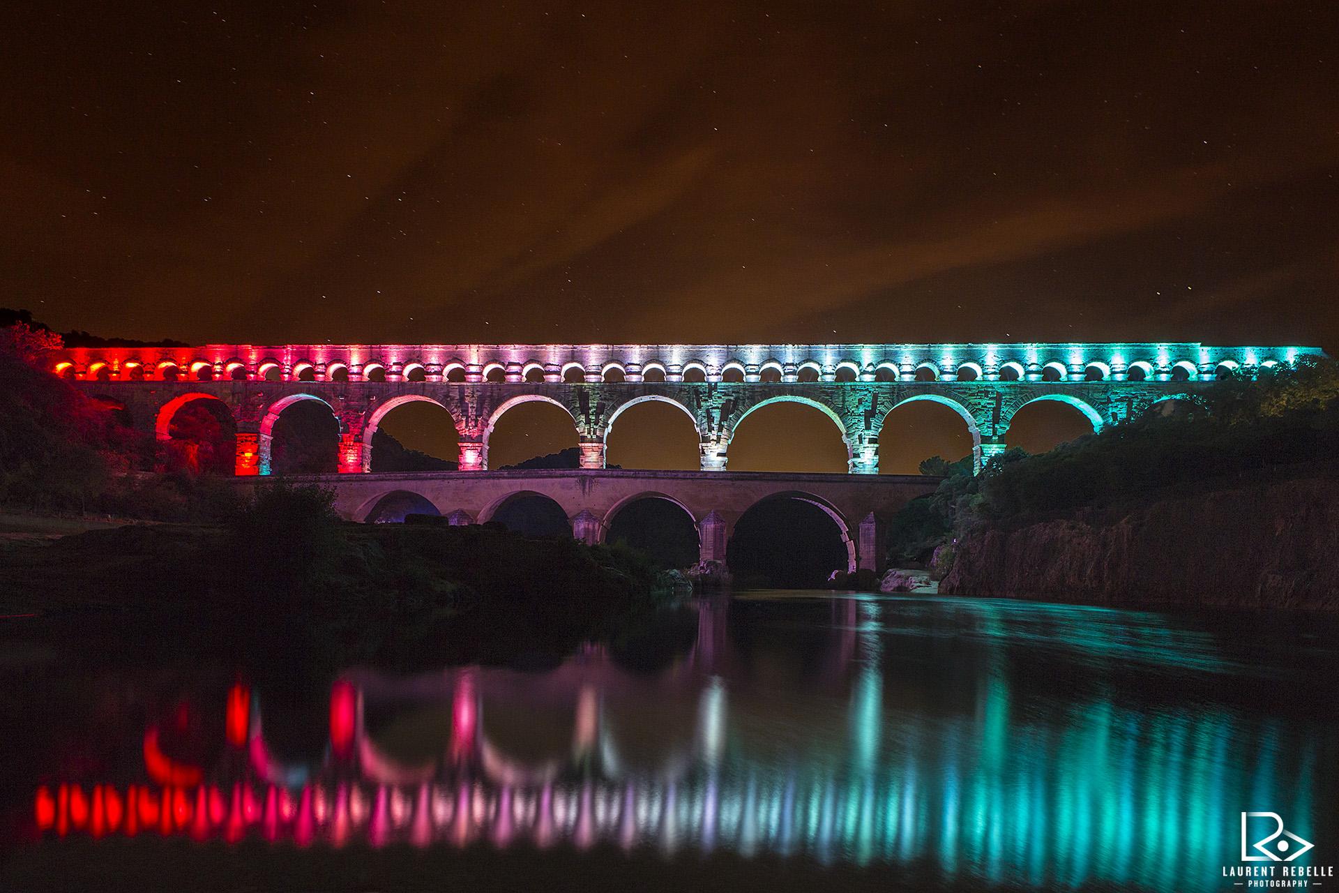 The light designer Guillaume Sarrouy has created a work with many different aspects, highlighting the aqueduct’s lines, curves and angles to extol the evocative power of this ancient monument. – © Laurent Rebelle