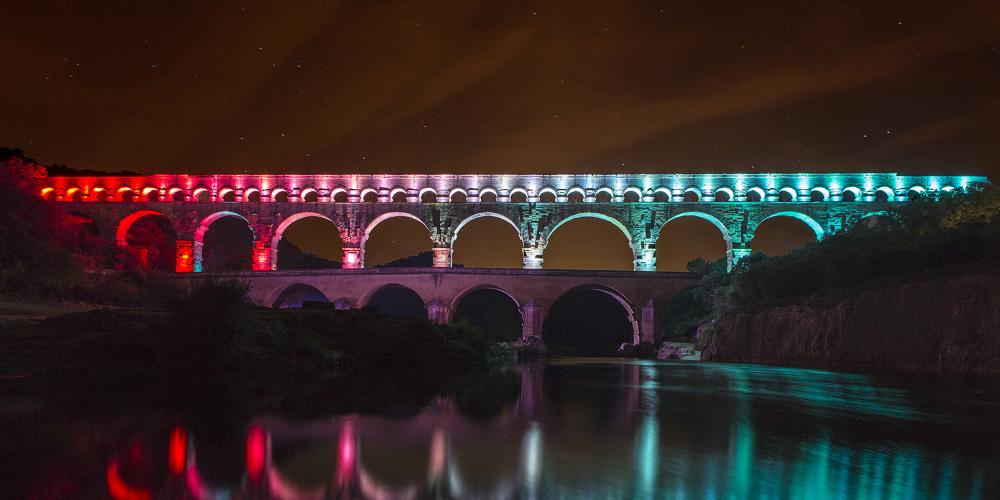 The light designer Guillaume Sarrouy has created a work with many different aspects, highlighting the aqueduct’s lines, curves and angles to extol the evocative power of this ancient monument. – © Laurent Rebelle The light designer Guillaume Sarrouy has created a work with many different aspects, highlighting the aqueduct’s lines, curves and angles to extol the evocative power of this ancient monument. – © Laurent Rebelle