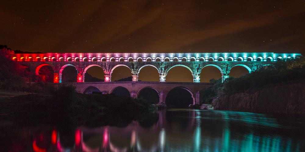 The light designer Guillaume Sarrouy has created a work with many different aspects, highlighting the aqueduct’s lines, curves and angles to extol the evocative power of this ancient monument. – © Laurent Rebelle
