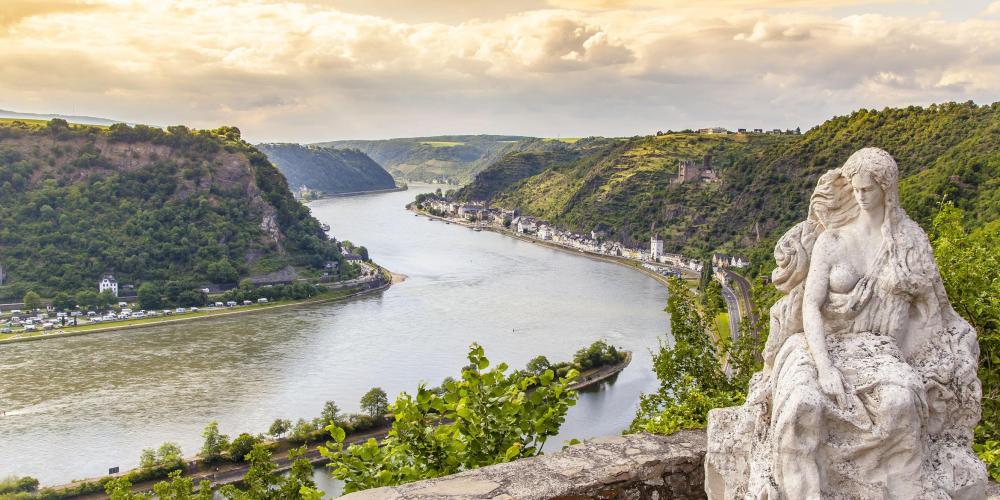 View of the rock bearing the name of the mermaid who, according to legend, attracted the boatmen to the Rhine Valley by her songs. – © Alice-D / shutterstock.com View of the rock bearing the name of the mermaid who, according to legend, attracted the boatmen to the Rhine Valley by her songs. – © Alice-D / shutterstock.com