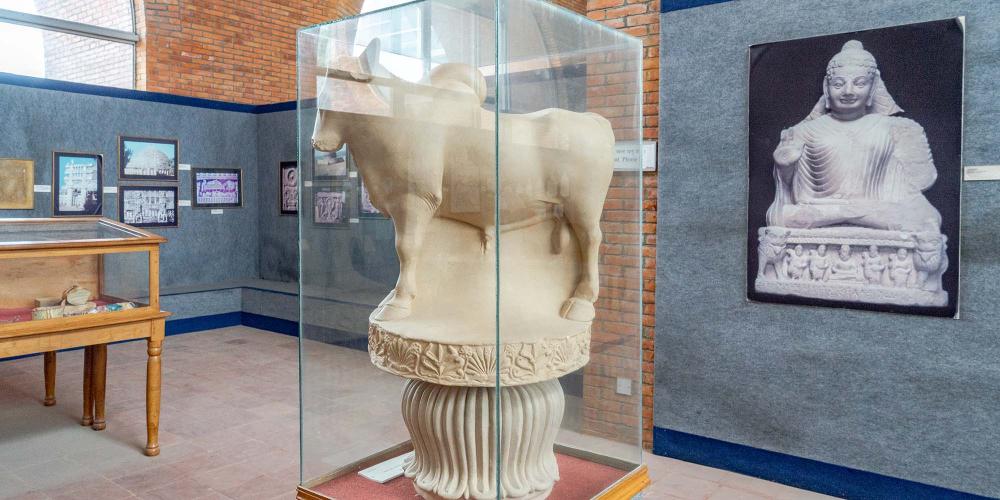 The exhibition presents a mixture of original statues, replicas of iconic items, and photographs of other art and architecture. – © Michael Turtle The exhibition presents a mixture of original statues, replicas of iconic items, and photographs of other art and architecture. – © Michael Turtle