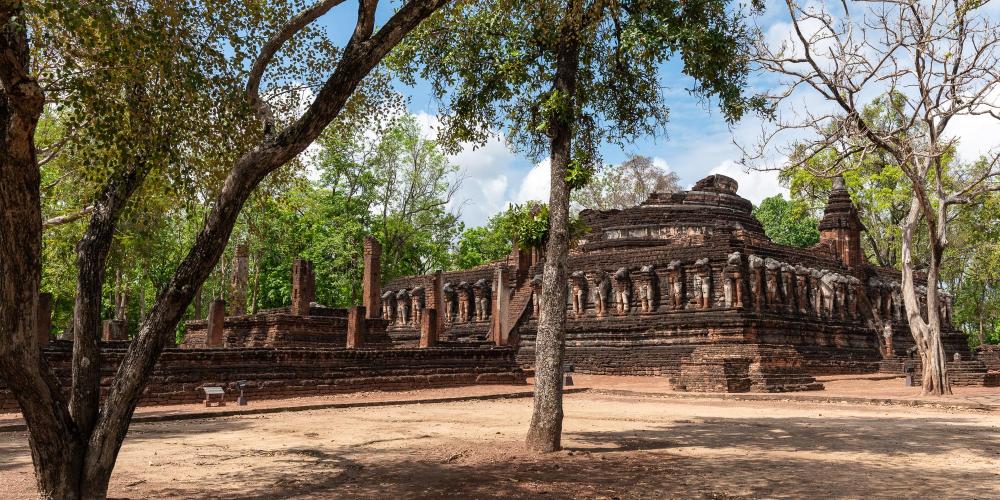 The Wat Chang Rob temple surrounded by 68 sculptures of elephants at the Kamphaeng Phet Historical Park. – © Michael Turtle