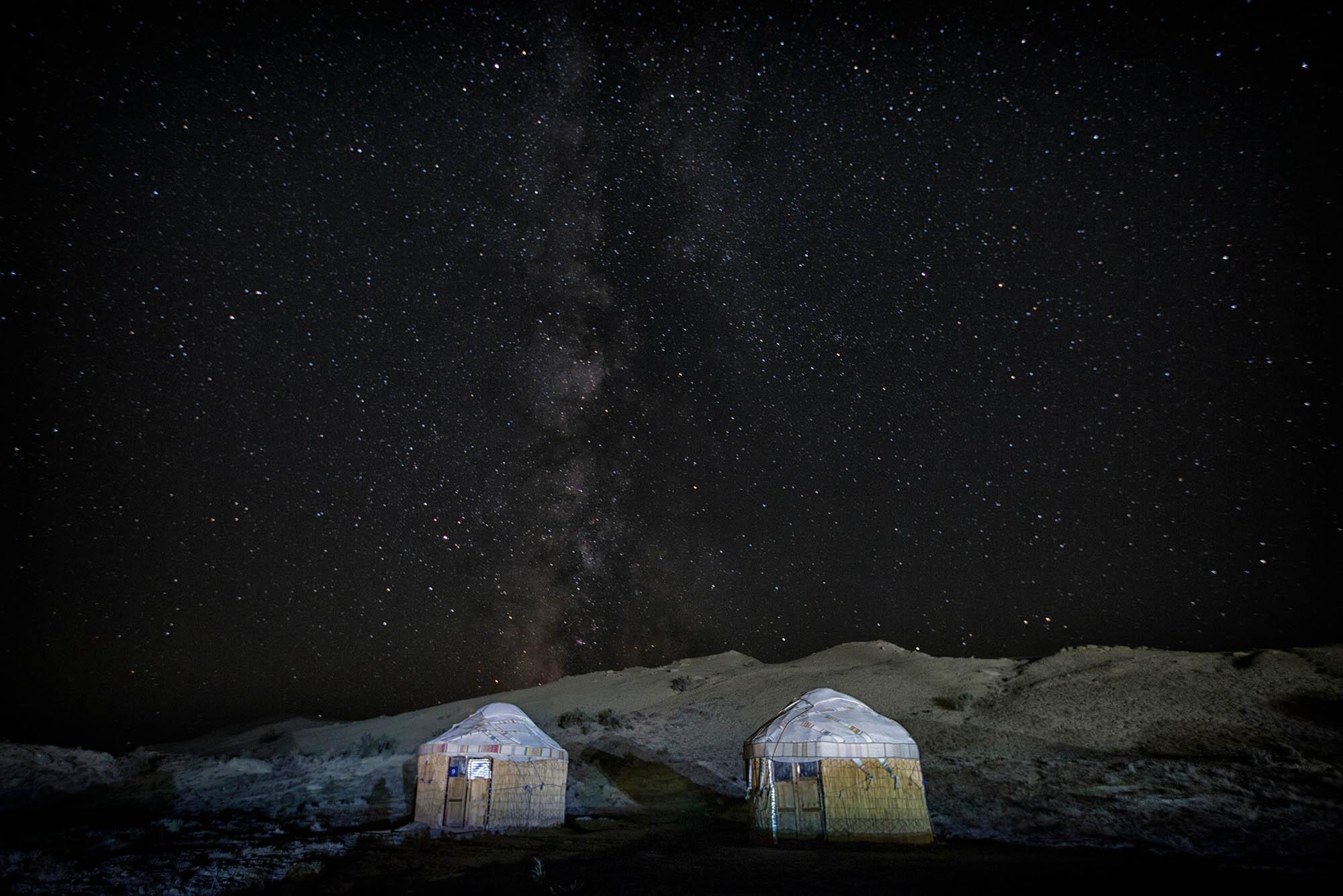 Yurts on the shore of the Aral Sea in Karakalpakstan – © Shchipkova Elena / Shutterstock