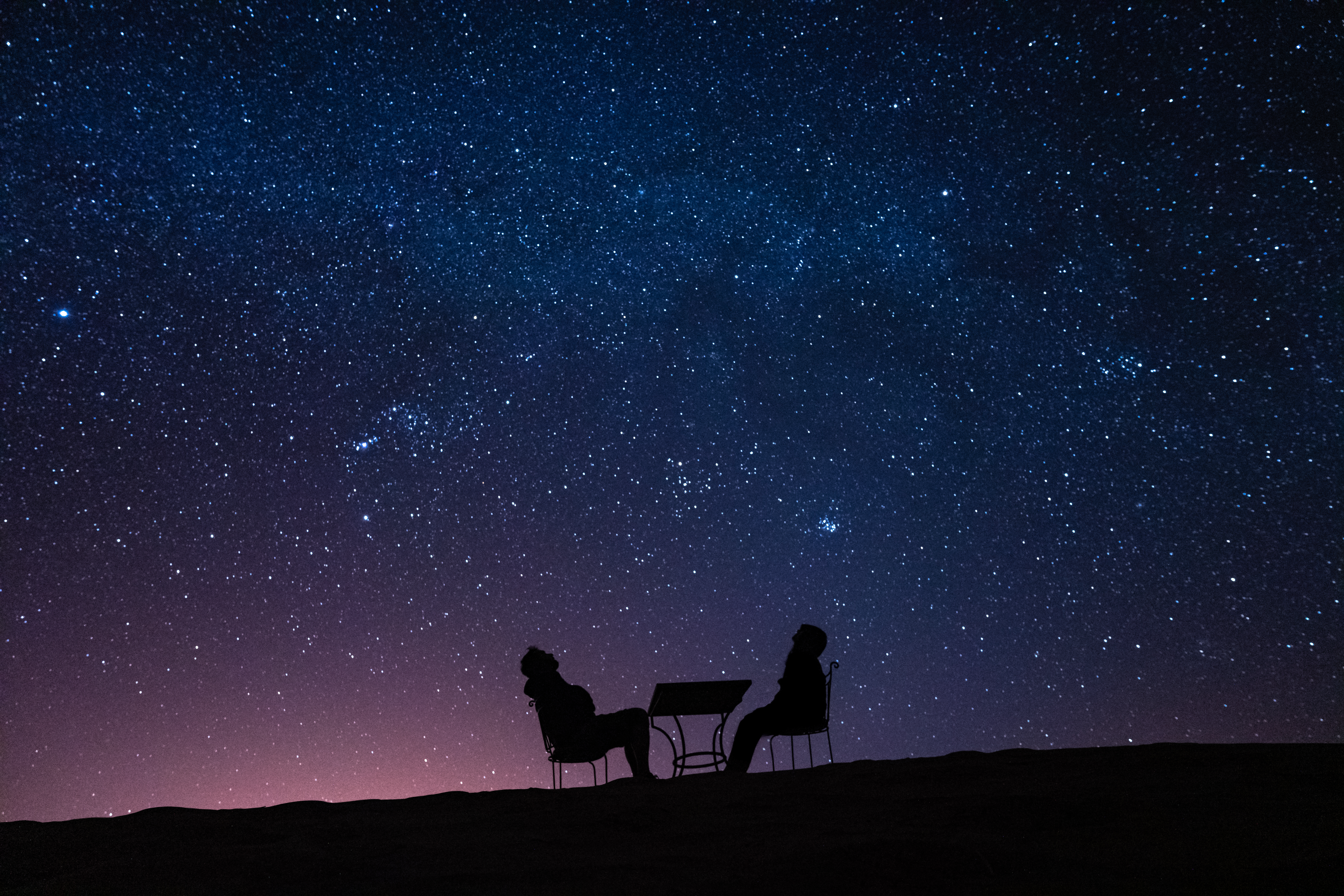 Visitors experiencing the breath-taking night sky over the desert. – © Ylenia Cancelli / Shutterstock