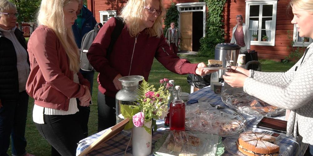 Locals enjoy a “Swedish fika” (coffee break) in the picturesque atmosphere of the Farmhouse of Erik-Anders. – © Niklas Lundqvist