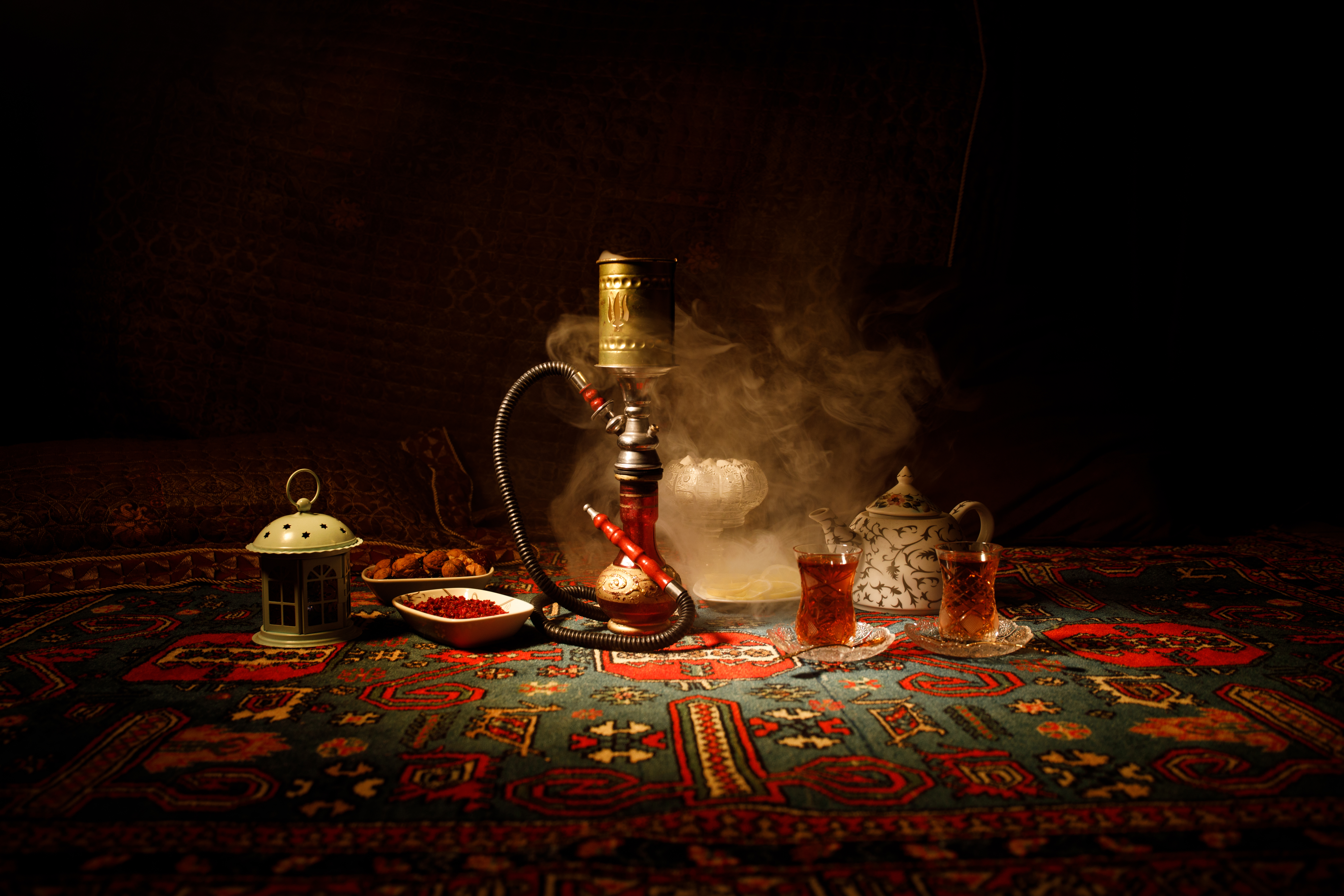 Visitors enjoy tea and shisha © zef art / Shutterstock