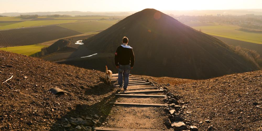 A sunset hike to the twin spoil heaps of pit No. 6 at Maisnil-lez-Ruitz and Ruitz promises solitude and wonderful panoramas. – © Yannick Cadart / Pas-de-Calais Departmental Council