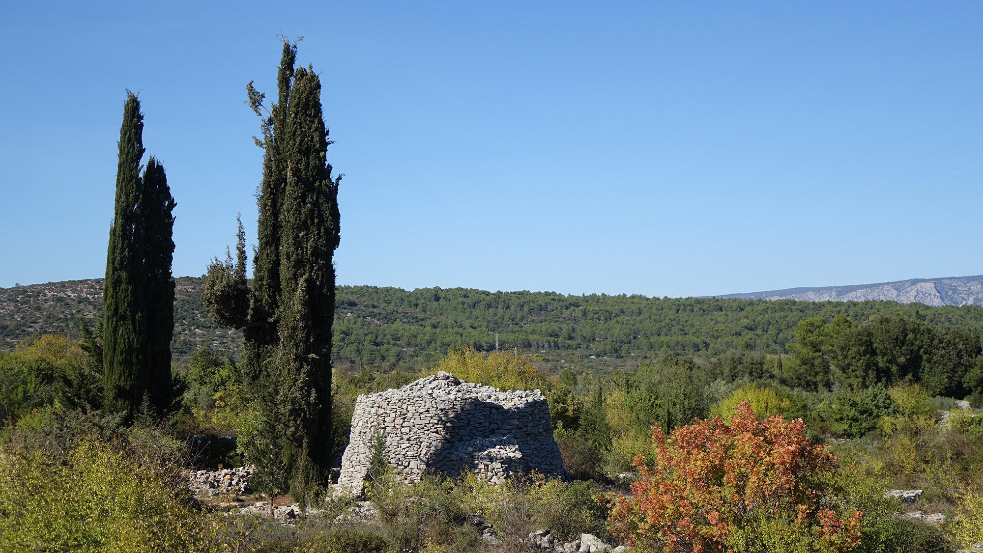 À travers la plaine de Stari Grad, vous trouverez de petites cabanes en pierre qui ont été construites par les agriculteurs pour se protéger des éléments. – © Stari Grad Plain