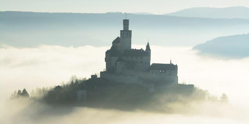 Le château de Marksburg à Braubach est le seul château du Rhin moyen à n’avoir jamais été détruit. C'est aussi le siège de l'association des châteaux allemands et il contient la plus grande bibliothèque consacrée aux châteaux en Europe. – © Ruth Vogel / Rhein-Touristik Tal der Loreley