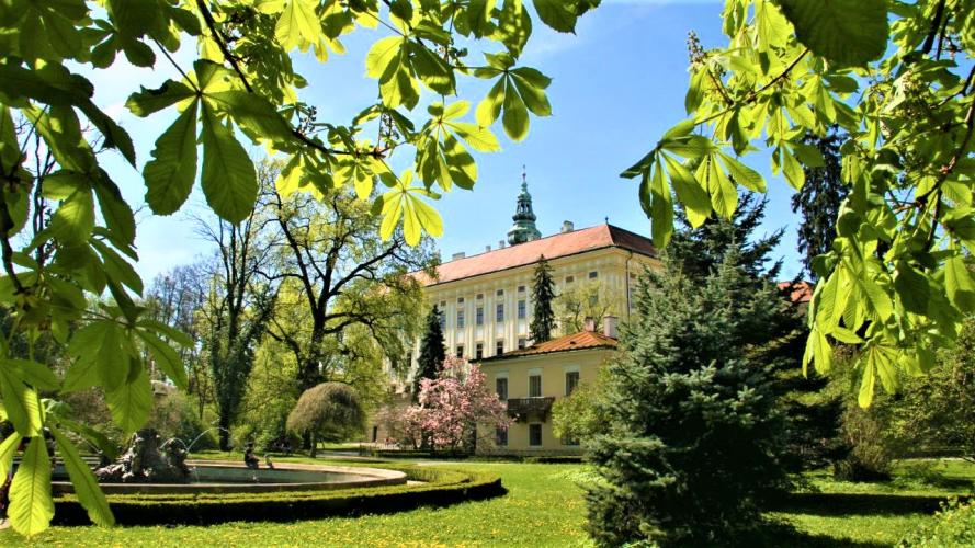 The Castle Garden has 54 hectares. It offers relaxation among mature trees, free-moving peacocks and other animals, as well as several architectural structures from different times. – © Stanislav Domanský