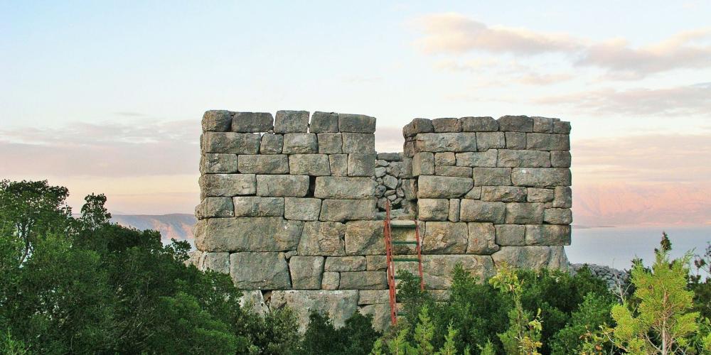 If enemies were approaching, smoke signals would be used at this watchtower to warn people in the fields or the town. – © Stari Grad Plain If enemies were approaching, smoke signals would be used at this watchtower to warn people in the fields or the town. – © Stari Grad Plain