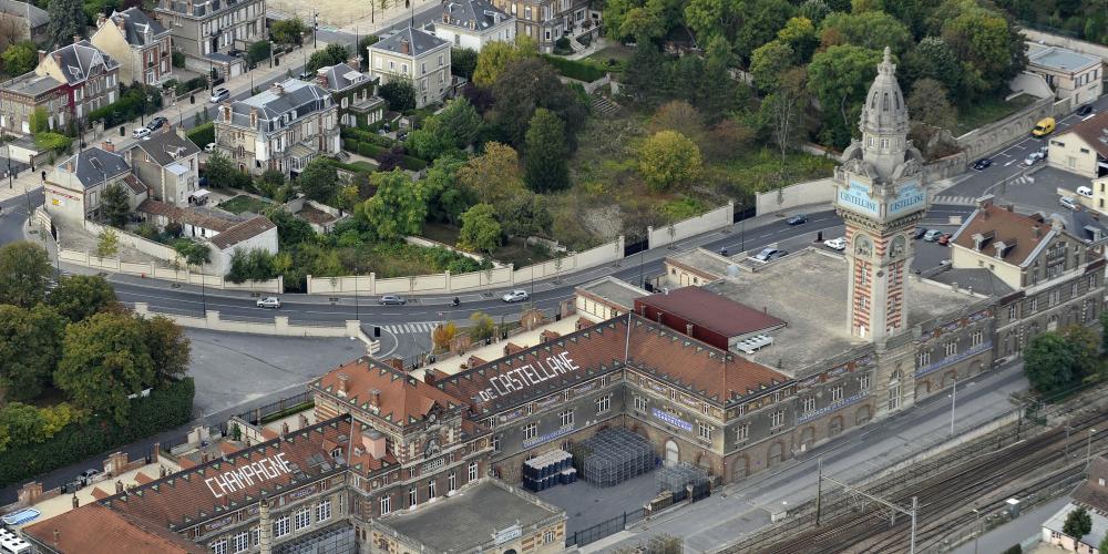 Maisons de champagnes à côté de la voie ferrée d'Epernay. – © Michel Jolyot / Champagne Hillsides, Houses and Cellars collection Maisons de champagnes à côté de la voie ferrée d'Epernay. – © Michel Jolyot / Champagne Hillsides, Houses and Cellars collection
