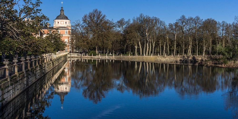 Vue du dome nord du Palais Royal d'Aranjuez depuis le Tage, encadré par le parterre du jardin et le jardin de l'île. – © Antonio Castillo López