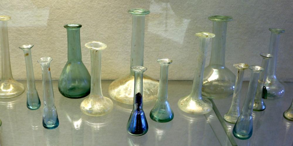 Ancient glassware displayed at the National Archaeological Museum in Aquileia – © Sailko / Wikimedia