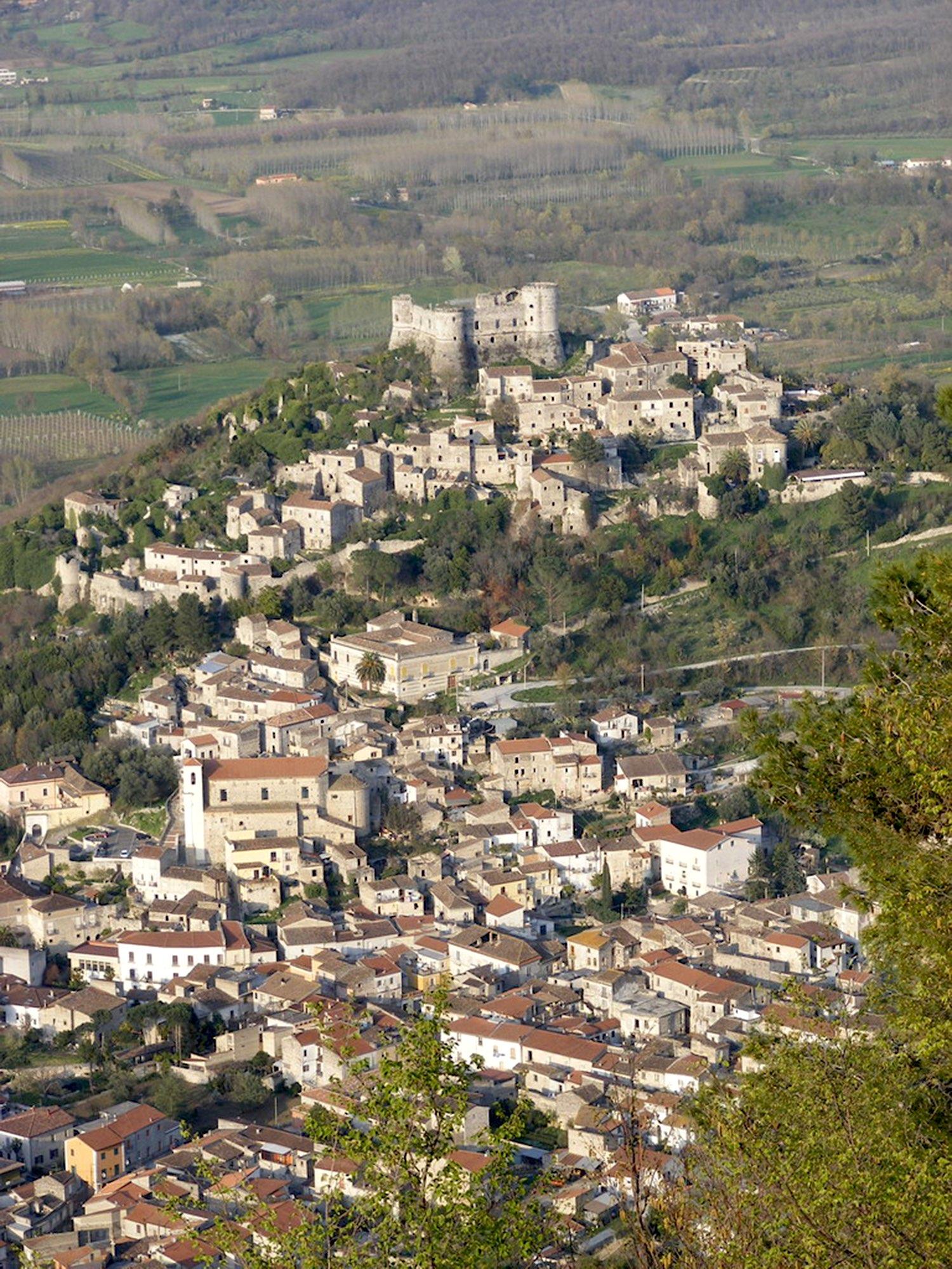 Vairano Patenora has a commanding view of the surrounding hills and farmland. – © Guglielmo D'Arezzo