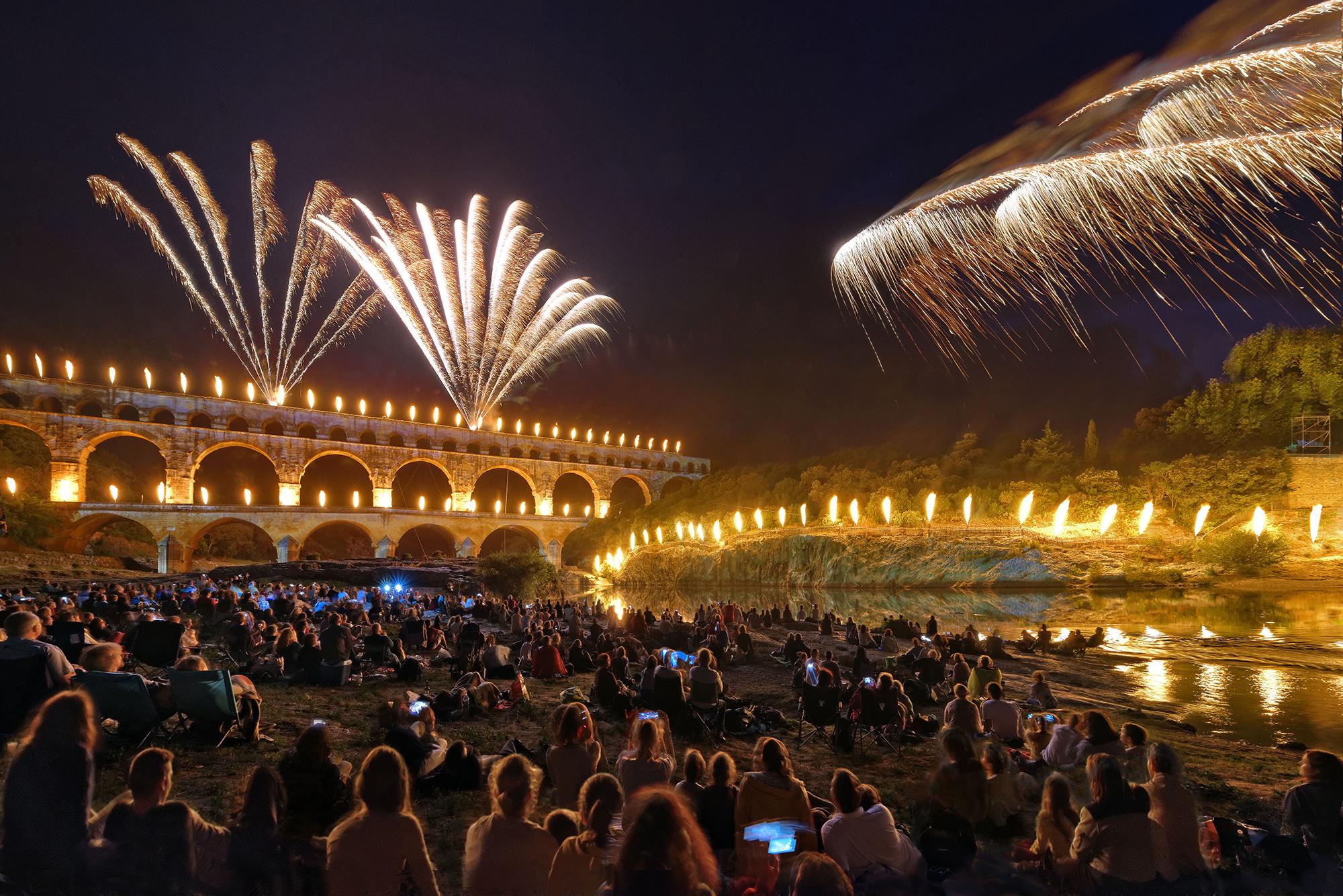 Les Féeries du Pont sont un spectacle son et lumière en juin et un temps fort de la programmation du Pont du Gard tout au long de l'année. - © Thierry Nava's year-round program. - © Thierry Nava