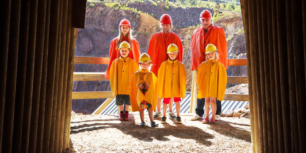The journey into the Falun copper mine begins with a yellow or orange helmet and a cape. – © Jeanette Hägglund The journey into the Falun copper mine begins with a yellow or orange helmet and a cape. – © Jeanette Hägglund