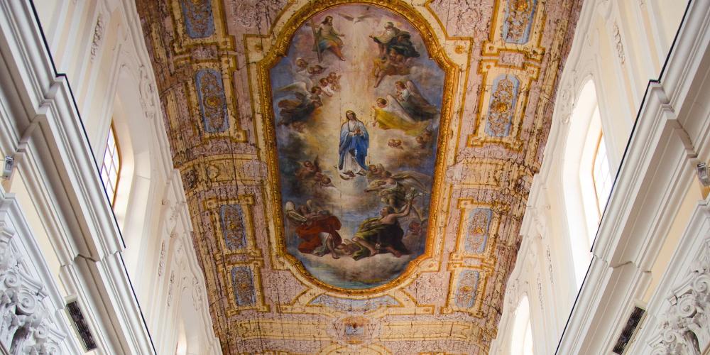 Intérieur de la cathédrale avec notamment la décoration du plafond avec l'Immaculée Conception de Giovanni Cosenza. – © Paola Salvetti