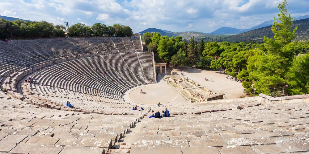 Le Théâtre Antique d'Epidaure est dédié à l'ancien dieu grec de la médecine, Asclépios. – © saiko3p / Shutterstock Le Théâtre Antique d'Epidaure est dédié à l'ancien dieu grec de la médecine, Asclépios. – © saiko3p / Shutterstock