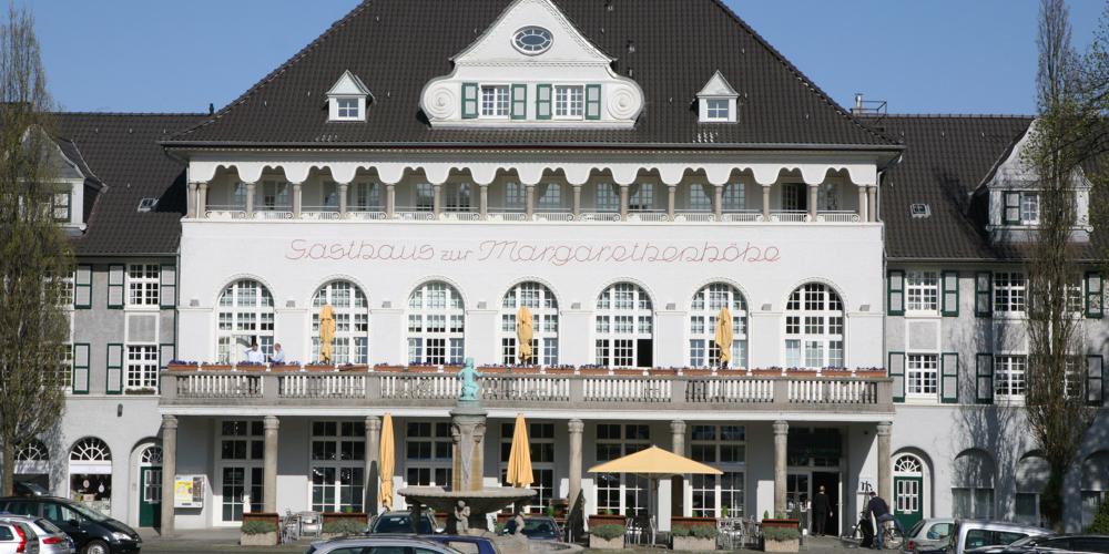 The Historic market square of Margarethenhöhe entices with its inn and Treasure Seeker’s Fountain. – © Ruhr Museum The Historic market square of Margarethenhöhe entices with its inn and Treasure Seeker’s Fountain. – © Ruhr Museum