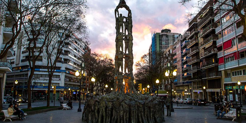Strolling along Rambla Nova, you’ll come across sculptures, statues, and monuments that tell the history of the city. Examples include the printer Virgili sitting on a bench, the Monument to the Heroes of 1811, the Centenary Fountain, and the Monument to Human Towers. – © Manel Antoli, RV Edipress / Tarragona Tourist Board