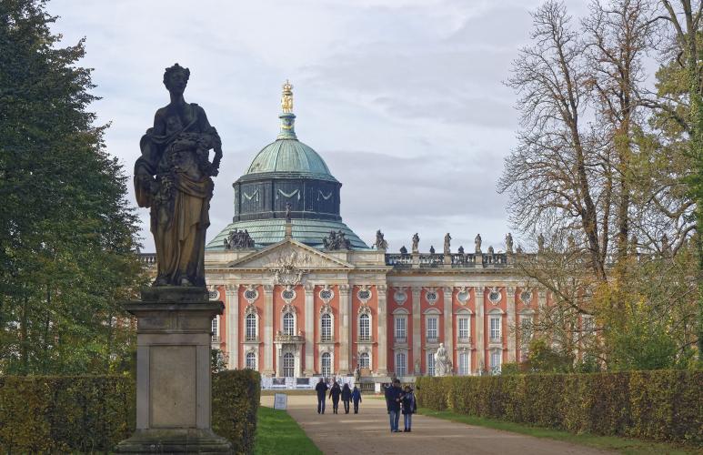 The impressive façade of the New Palace, the largest palace building of Frederick the Great, spans a length of two hundred metres at the western end of the Park’s main avenue. – © A. Stiebitz/ SPSG