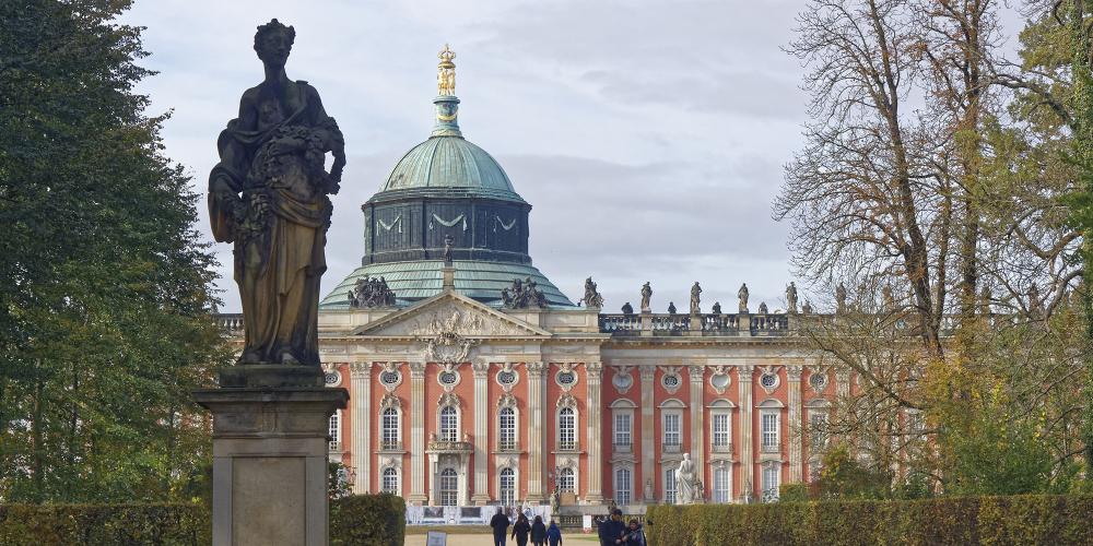 The impressive façade of the New Palace, the largest palace building of Frederick the Great, spans a length of two hundred metres at the western end of the Park’s main avenue. – © A. Stiebitz/ SPSG