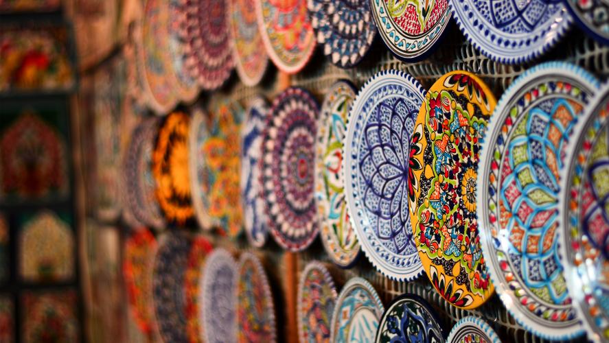 Arts and crafts sold in Tehran Grand Bazaar – © Corrado Baratta / Shutterstock