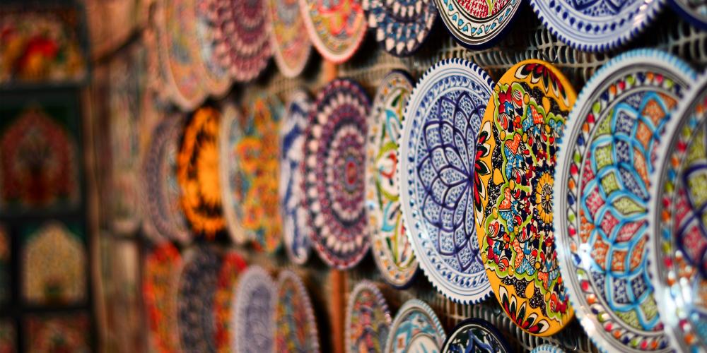 Arts and crafts sold in Tehran Grand Bazaar – © Corrado Baratta / Shutterstock