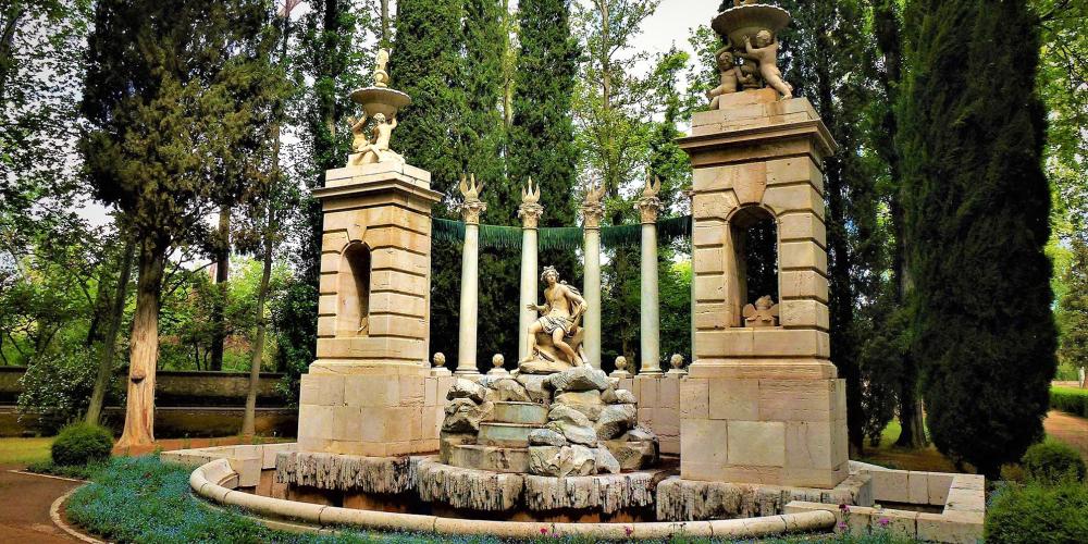 The magnificent Apollo's Fountain carved in Carrara marble by order of Charles IV. – © Joaquín Álvarez The magnificent Apollo's Fountain carved in Carrara marble by order of Charles IV. – © Joaquín Álvarez