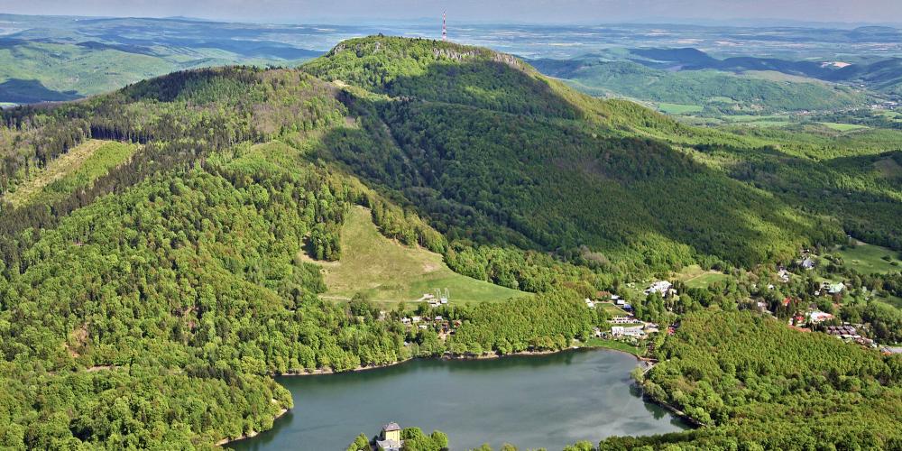 Le réservoir de Počúvadlo est l'un des plus célèbres tajchs. Il est situé sous la colline de Sitno, le plus haut sommet des montagnes de Štiavnica. – © CBS Le réservoir de Počúvadlo est l'un des plus célèbres tajchs. Il est situé sous la colline de Sitno, le plus haut sommet des montagnes de Štiavnica. – © CBS